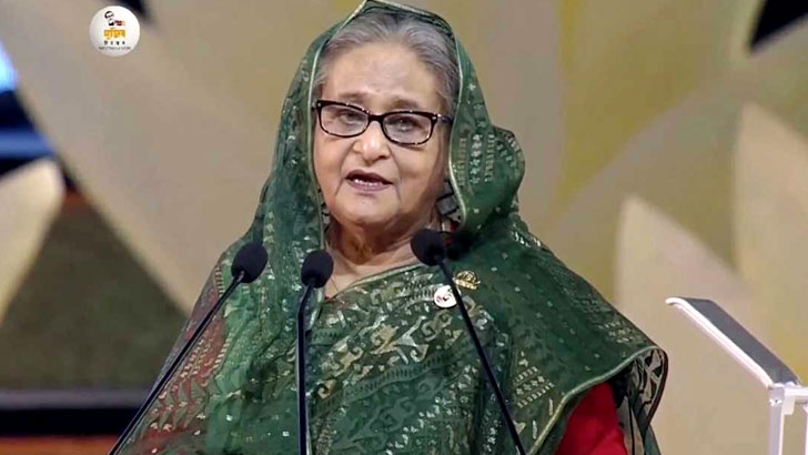 কান্নায় ভেঙে পড়লেন সাবেক আনসার সদস্য, খাদ্য সহায়তা দিলেন ইউএনও