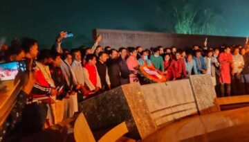 শিখা চিরন্তনে স্বেচ্ছাসেবক লীগের মোমবাতি প্রজ্জ্বলন