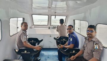 ভৈরব নৌপুলিশের টহলের নজর কেড়েছে নদী পথের যাত্রীদের।