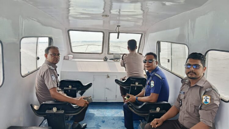 ভৈরব নৌপুলিশের টহলের নজর কেড়েছে নদী পথের যাত্রীদের।