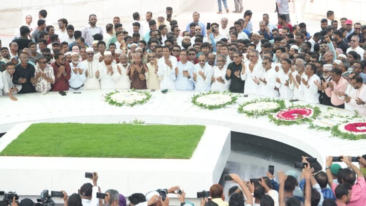 শহীদ জিয়া ও বেগম খালেদা জিয়ার মাজারে ৪২ জেলা পরিষদ প্রশাসকের শ্রদ্ধা