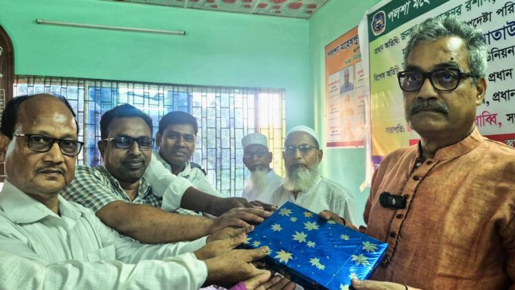 জেলা পরিষদের প্রশাসক হারুনুর রশীদকে সংবর্ধনা দিল পলশা পানি ব্যবস্থাপনা সমবায় সমিতি