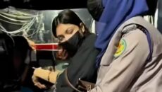 মিরপুরের একটি মদের বারে অভিযান চালিয়ে শতাধিক নারী পুরুষ আটক