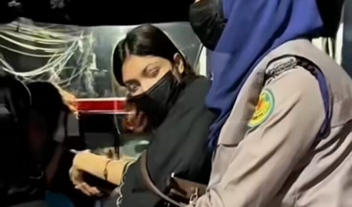 মিরপুরের একটি মদের বারে অভিযান চালিয়ে শতাধিক নারী পুরুষ আটক