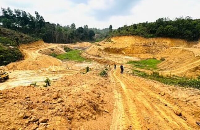 পাহাড় কেটে লেক তৈরির চেষ্টা