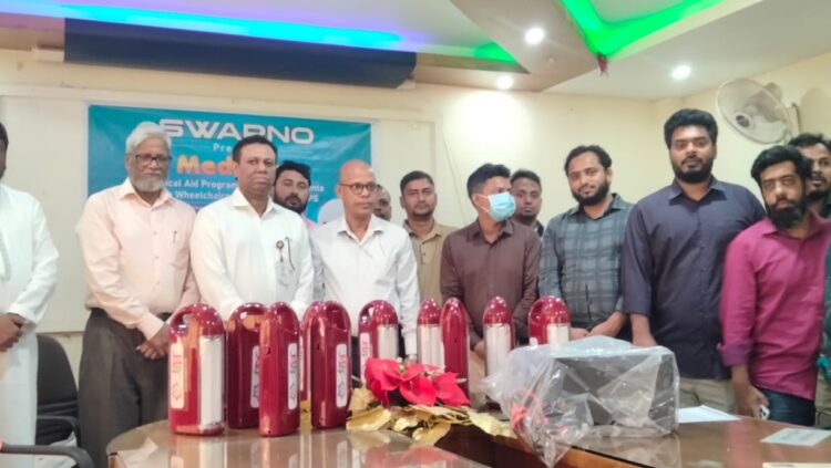 চাঁপাইনবাবগঞ্জ সদর হাসপাতালে রুগীদের সহায়তায় স্বপ্নের বিভিন্ন সামগ্রী প্রদাণ