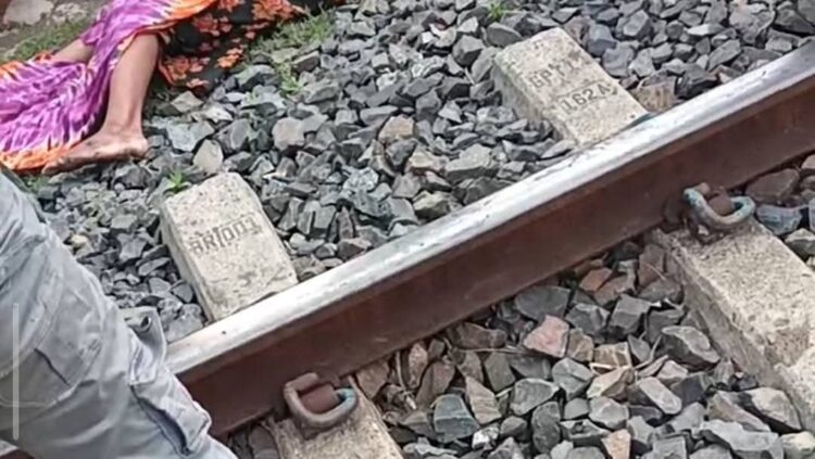 বোয়ালমারীতে ট্রেনের নিচে ঝাঁপ দিয়ে গৃহবধূর আত্মহত্যা