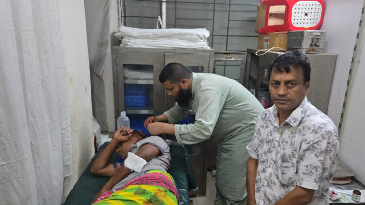 রূপগঞ্জে ফের সালিশী বৈঠকে সন্ত্রাসী তাণ্ডব, বিএনপি নেতাকে কোপালো যুবদল নেতা