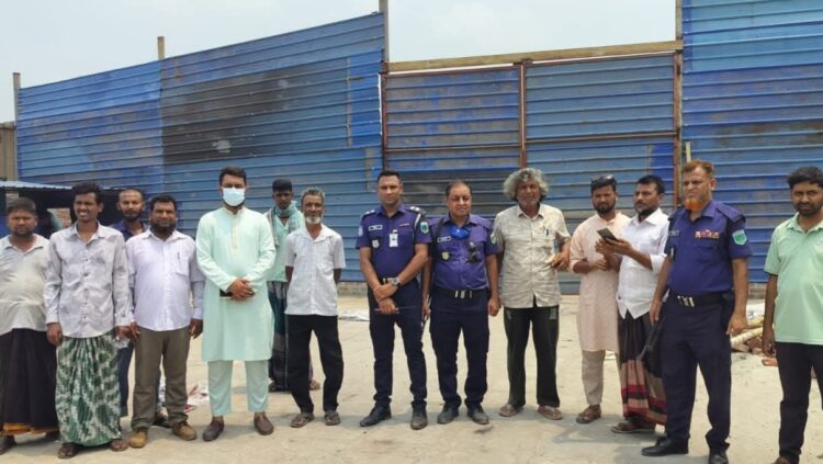 ঝিলিমে অবৈধভাবে ব্যাটারি পুড়িয়ে সীসা তৈরি ১ লাখ টাকা জরিমানা ও কারখানা সিলগালা