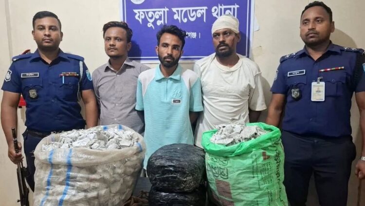 ফতুল্লা মডেল থানা পুলিশ কর্তৃক বিশেষ অভিযানে সাড়ে ১৫ কেজি গাঁজা ও ধারালো অস্ত্র উদ্ধার ৩ জন মাদক ব্যবসায়ী কে গ্রেফতার করেছে পুলিশ