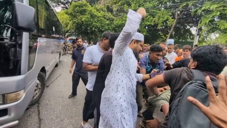 রাজধানীর ধানমন্ডি ৩২ নম্বরে জামাত নেতা দুই সাংবাদিকের ওপর হামলার তীব্র নিন্দা