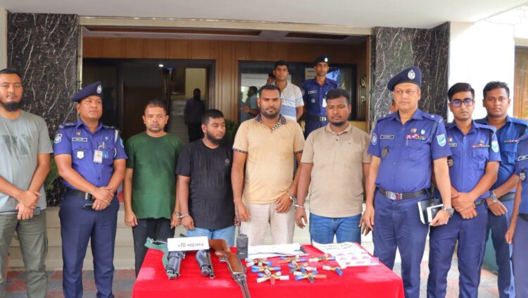 রূপগঞ্জ থানা পুলিশ কর্তৃক পৃথক ৩ টি ডাকাতি মামলায় ০২ টি শটগান, ৩৮ রাউন্ড গুলি, ০১ টি এয়ার গান, ০১ টি ওয়াকিটকি, ০১ টি হায়েচ মাইক্রো, ০৪ টি মোবাইল উদ্ধারসহ ০৪ জন আসামি গ্রেফতার ।