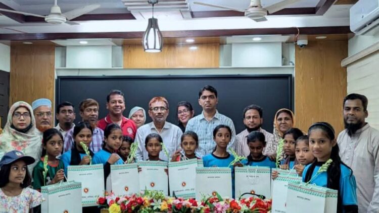 বিভাগ সেরা খিরাইকান্দি বালিকা দল পেল উপজেলা প্রশাসনের সম্মাননা