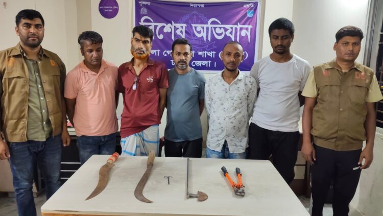 ঢাকা জেলার ডিবি দক্ষিণ ডাকাতির প্রস্তুতিকলে (i) ০১টি ছোরা, (ii) ০১টি ছ্যান দা, (iii) ০১টি চায়নিজ কুড়াল, (iv) ০১টি ভোল্ট কাটার, (v) ১টি এসএস এর কেচি‘সহ ডাকাত দলের ০৫ সদস্য গ্রেফতার