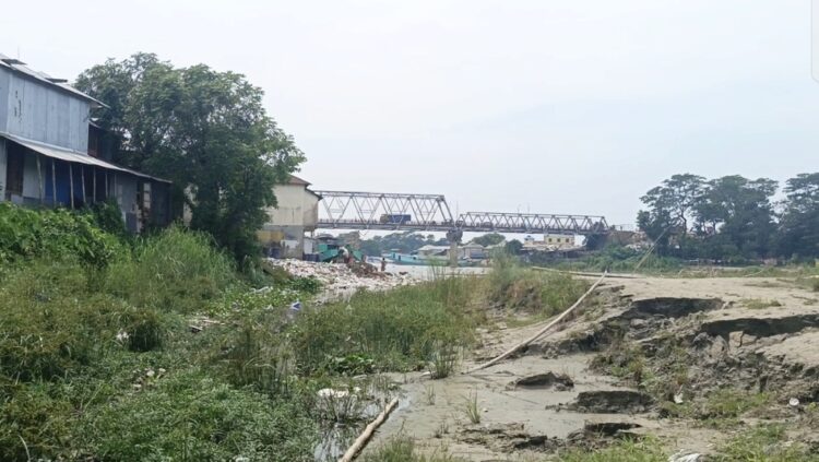ভরাট ও অবৈধ দখলে মৃতপ্রায় কুমার নদী, বন্ধ নৌযান চলাচল