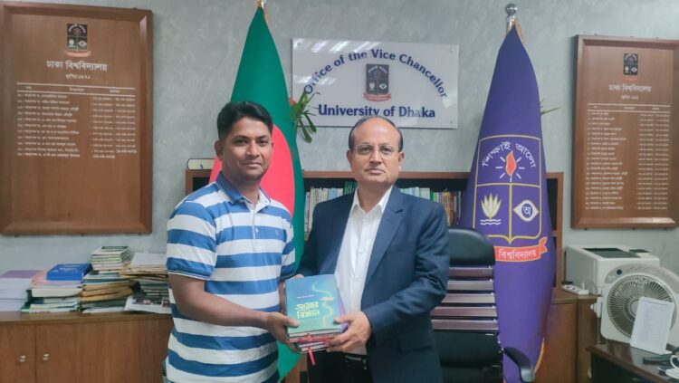 ঢাবি ভিসিকে বই উপহার দিলেন খাজা ওসমান ফারুকী