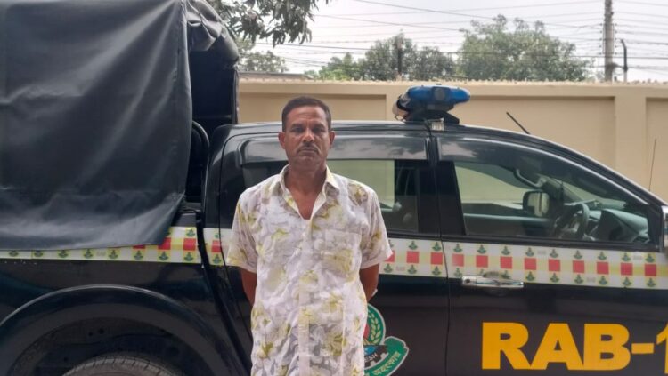 রাজবাড়ী সদর এলাকা হতে একাদিক মাদক মামলায় সাজাপ্রাপ্ত আসামি মুক্তার মৃধা (৪২)’কে গ্রেফতার করেছে র‌্যাব-১০