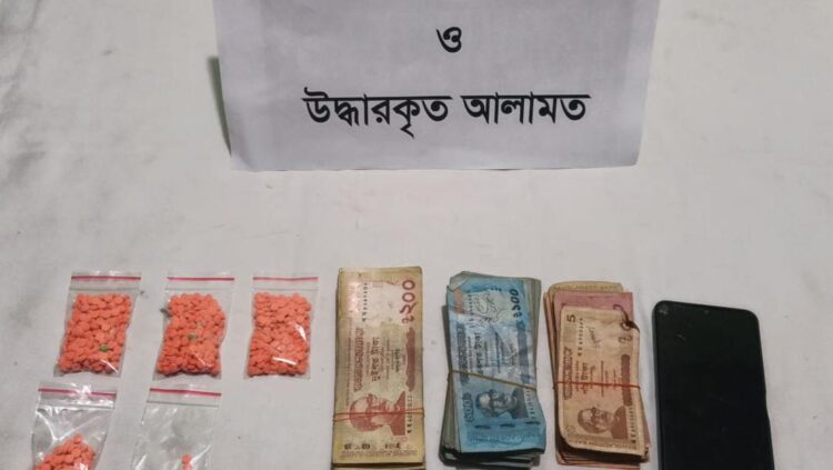 পৃথক অভিযানে রাজধানীর মুগদা হতে প্রায় ২ লক্ষ টাকা মূল্যমানের ৭০০ পিস ইয়াবা ও যাত্রাবাড়ী হতে ১০ হাজার টাকা সমমূল্যের জাল টাকা নোট’সহ ০২ জন আসামি’কে গ্রেফতার করেছে র‌্যাব-১০