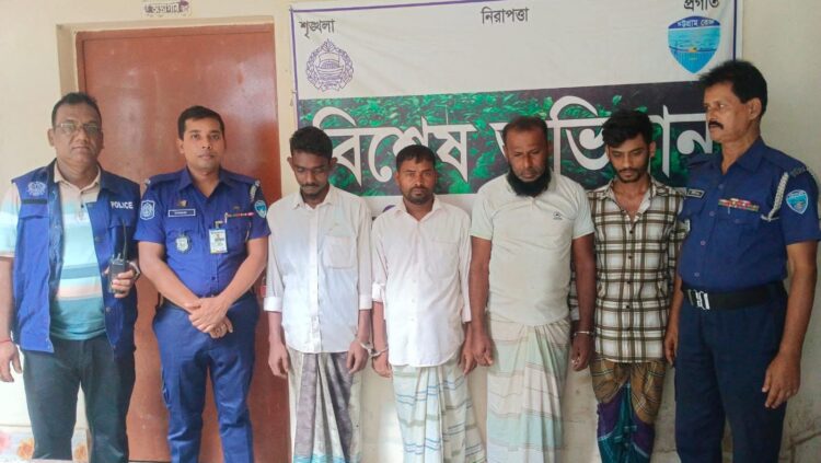 দেবিদ্বার থানা পুলিশ ৪জন কুখ্যাত ডাকাত গ্রেফতার করেছে।