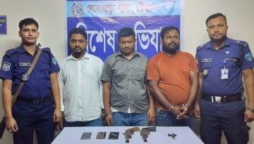 লোহাগাড়ায় চেকপোস্টে পুলিশের অভিযানে দুইটি দেশীয় এলজি উদ্ধার; ৩ আসামি গ্রেফতার