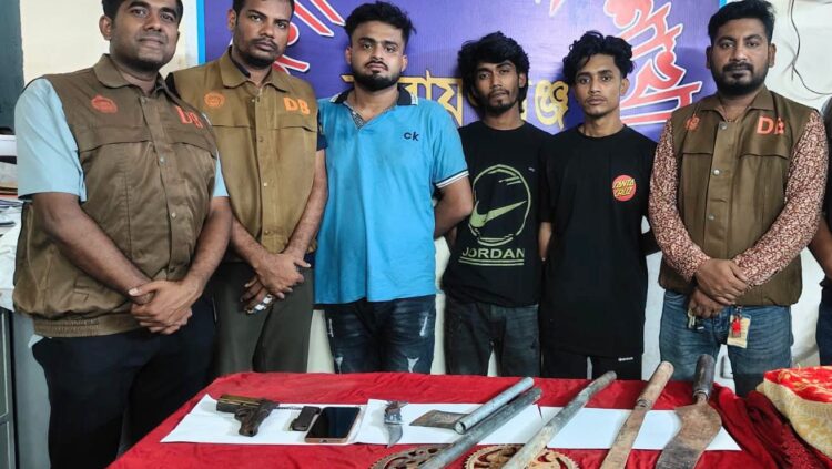 ডিবি, নারায়ণগঞ্জ কর্তৃক পরিচালিত অভিযানে ১ টি বিদেশি পিস্তল, ১ টি ম্যাগাজিনসহ ২ রাউন্ড গুলি ও দেশীয় অস্ত্রশস্ত্রসহ ০৩ জন দুষ্কৃতিকারী গ্রেফতার।