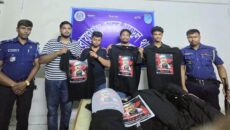 নিষিদ্ধ ঘোষিত সংগঠনের প্রচারসামগ্রী প্রস্তুতের অভিযোগে ৪ জনকে বিপুল পরিমাণ টি-শার্ট ও স্টিকার সহ গ্রেফতার করেছে নারায়ণগঞ্জ সদর মডেল থানা পুলিশ