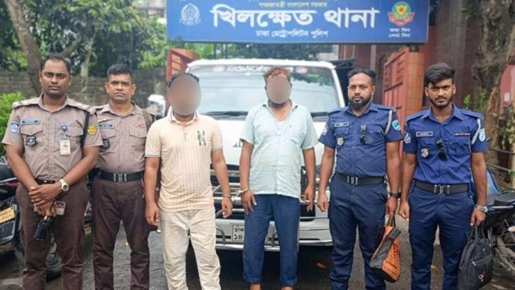 রূপগঞ্জের একটি রিসোর্টে দুর্ধর্ষ ডাকাতি শেষে মাইক্রোবাসে পালিয়ে যাওয়ার সময় ডাকাত দলের দুই সদস্যকে গ্রেপ্তার করেছে পুলিশ