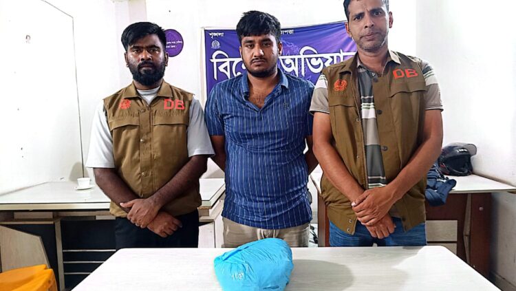 ঢাকা জেলার ডিবি (দক্ষিণ) কর্তৃক ০১ (এক) কেজি গাঁজা‘সহ ০১ (এক) জন মাদক ব্যবসায়ী গ্রেফতার।