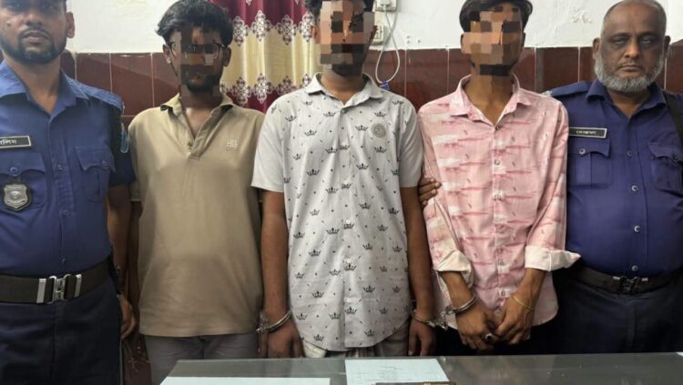 সাভারে বিদেশী পিস্তল, ম্যাগাজিন ও গুলিসহ ৩ সন্ত্রাসী গ্রেফতার।