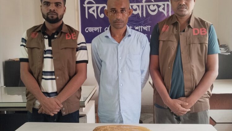 ঢাকা জেলার ডিবি (দক্ষিণ) কর্তৃক ০১ (এক) কেজি গাঁজা‘সহ ০১ (এক) জন মাদক ব্যবসায়ী গ্রেফতার