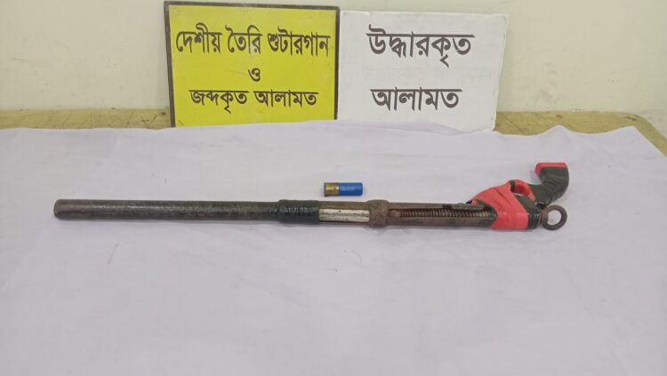 মুন্সীগঞ্জের শ্রীনগর থেকে ০১ রাউন্ড তাজা কার্তুজসহ ০১ টি শটগান পরিত্যক্ত অবস্থায় উদ্ধার করেছে এসআরবি-১০।