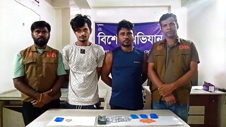 ঢাকা জেলার ডিবি (দক্ষিণ) কর্তৃক ৬৫০ (ছয়শত পঞ্চাশ) পিচ ইয়াবা ট্যাবলেট ও ৬০ (ষাট) গ্রাম হেরোইন‘সহ ০২ (দুই) জন মাদক ব্যবসায়ী গ্রেফতার