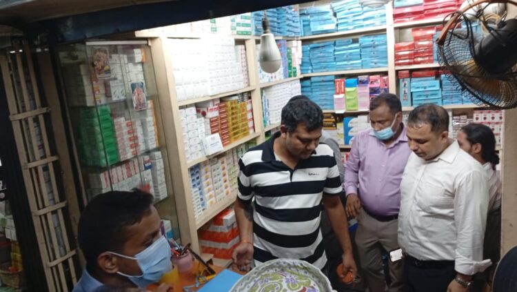 রাজধানী বাবুবাজার এলাকায় এসআরবির ভ্রাম্যমান আদালত কর্তৃক অননুমোদিত দেশী/বিদেশী ভেজাল ঔষধ বিক্রি ও মজুদের দায়ে ০৪ টি গোডাউন মালিক’কে ২ লক্ষ ২০ হাজার টাকা জরিমানা এবং বিপুল পরিমাণ নকল ঔষধ জব্দ