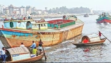  টাকার বিনিময়ে নৌ পুলিশ ছাড়ছেন  যাত্রীবাহী ট্রলার