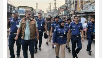 কেরানীগঞ্জে ফুটপাত-সড়ক দখলমুক্ত করতে পুলিশের অভিযান