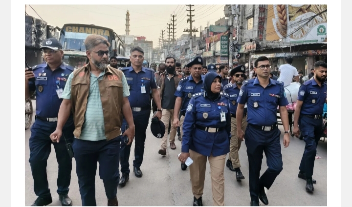 কেরানীগঞ্জে ফুটপাত-সড়ক দখলমুক্ত করতে পুলিশের অভিযান